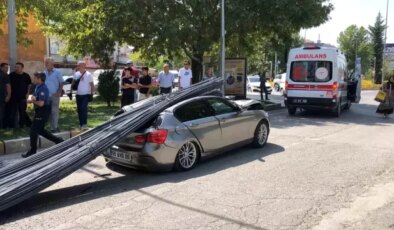 Lüks araç tonlarca demirin altında kaldı, herkes telefona sarıldı