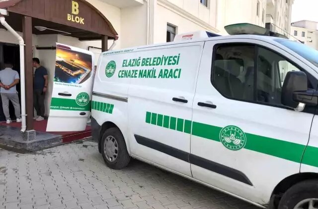 Başkomiser, evinde eşiyle birlikte gördüğü kişiyi öldürdü