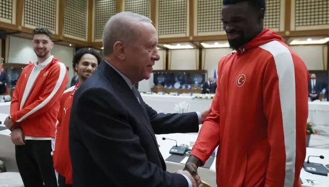 Erdoğan ile Bona arasındaki güldüren diyalog: İyiyim abi, sen nasılsın?