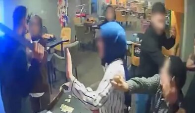 Oyun oynayanlara saldırdı, genç kızlar kendini siper etti