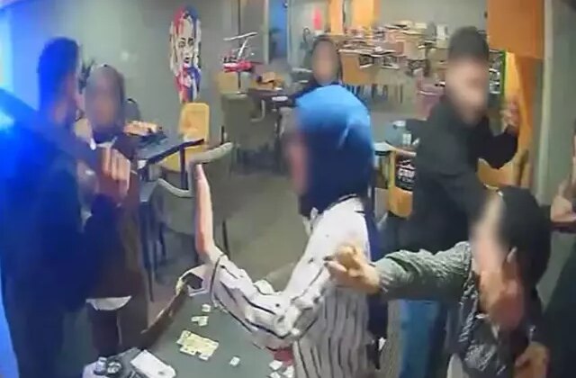 Oyun oynayanlara saldırdı, genç kızlar kendini siper etti