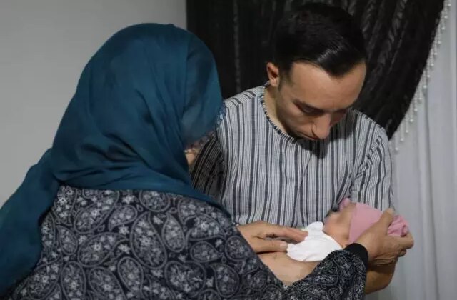 Eve dönen aile bebeğin kıyafetlerini çıkarınca şoke oldu: DNA testi istedim