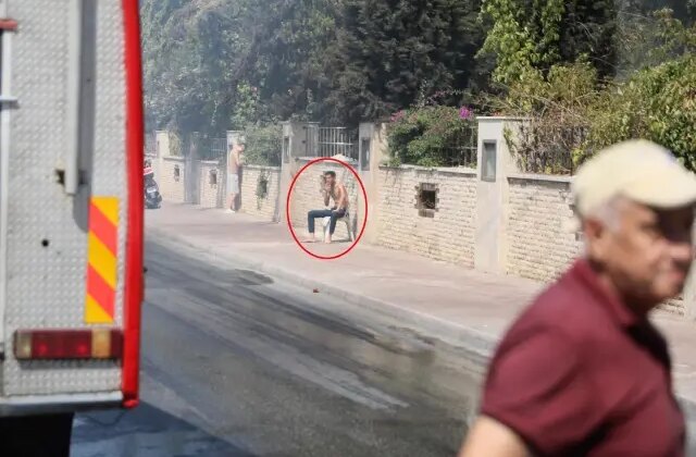 Evini ateşe verdi, yarı çıplak halde karşısına geçip seyretti