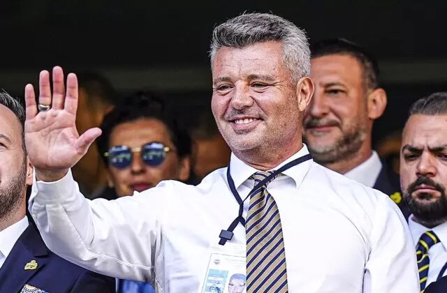 Fenerbahçe Başkan Adayı Sadettin Saran açıklamalarda bulunuyor