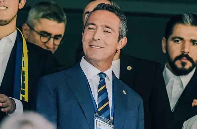Fenerbahçe Başkanı ve Başkan Adayı Ali Koç, açıklamalarda bulunuyor