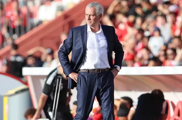 Fenerbahçe’de kazakla maça çıkan Mourinho’nun Benfica’daki yeni tarzı dikkat çekti