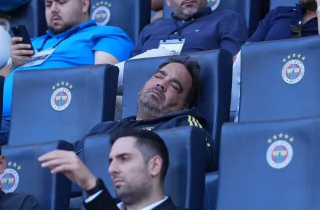 Fenerbahçe kongresinde ilginç an: Taraftar uyuya kaldı