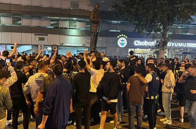 Puan kaybı dahi engel olmadı! Kadıköy’de yeni başkan doyasıya kutlandı