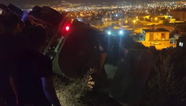Freni patlayan kamyon devrildi, sürücü kayboldu