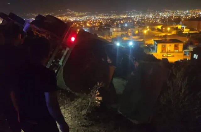 Freni patlayan kamyon devrildi, sürücü kayboldu