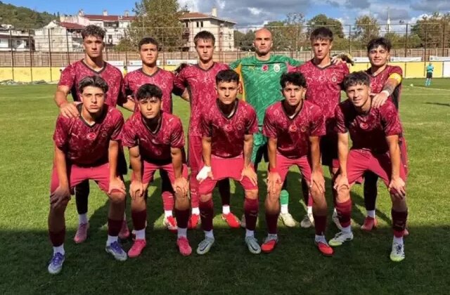 Galatasaray’ın gençleri Frankfurt’a direnemedi