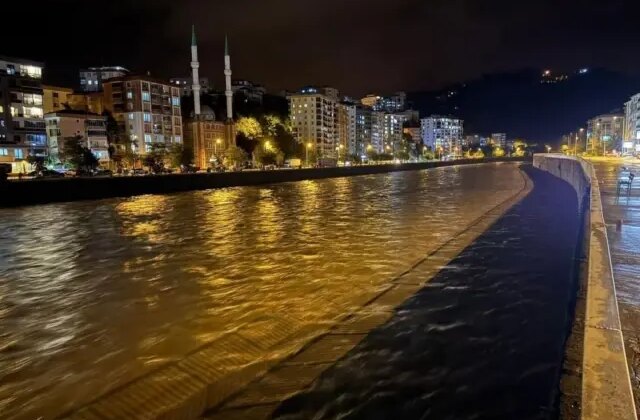 Giresun’u şiddetli yağış vurdu! Heyelan oluştu, yollar göle döndü