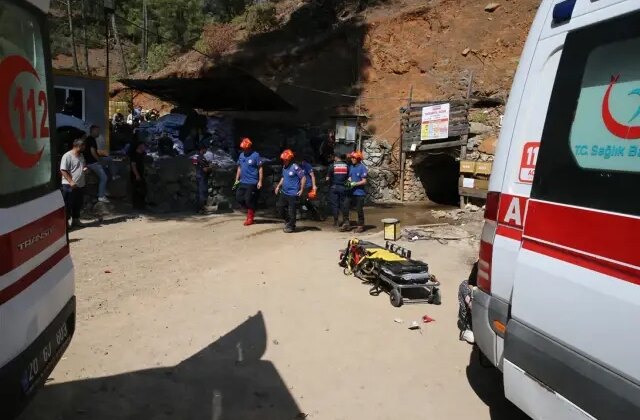 Göçük altında kalan 2 işçiyi kurtarma çalışmaları 24 saattir sürüyor