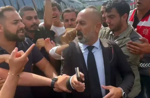 Gruptan ayrılan Gürsel Tekin’in sağ kolu, öfkeli kalabalıktan dayak yedi