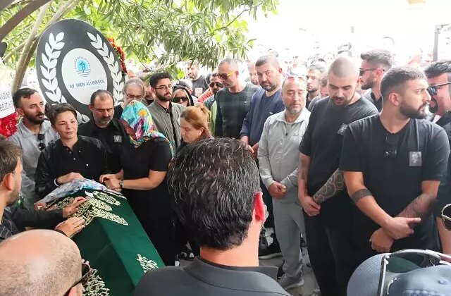 Sanatçı Güllü son yolculuğuna uğurlandı