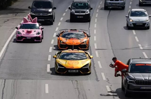 Milyonluk  hiper araçlar İstanbul trafiğinde! Gören telefona sarıldı