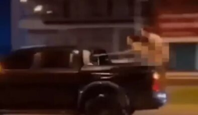 Hakeret halindeki kamyonetin arkasında ilişkiye girdiler
