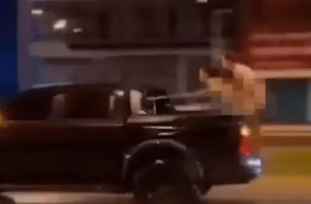 Hakeret halindeki kamyonetin arkasında ilişkiye girdiler
