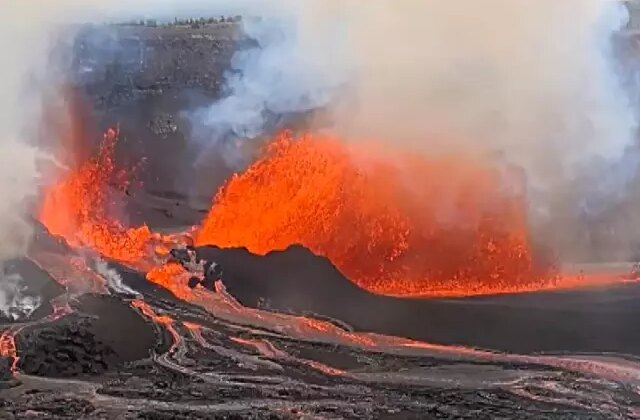 Hawaii’deki Kilauea Yanardağı’nda 32’inci patlama! 100 metreye kadar lav püskürdü