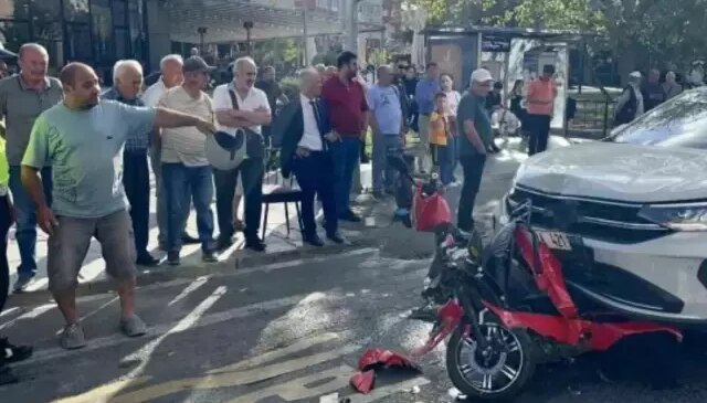 İki otomobilin arasında kağıt gibi ezildi! Motosiklet üzerindeki 2 kişi ölümden döndü