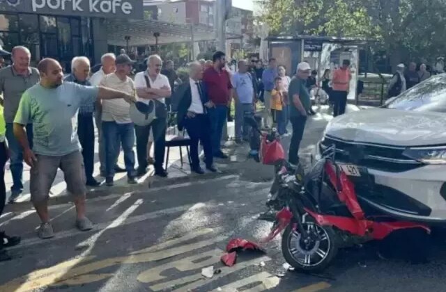 İki otomobilin arasında kağıt gibi ezildi! Motosiklet üzerindeki 2 kişi ölümden döndü