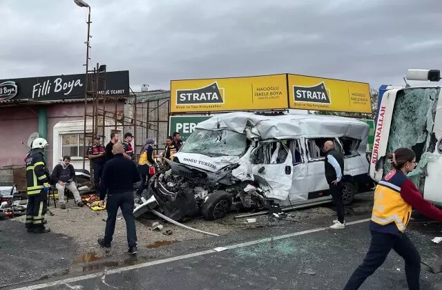 İşçi servisi ile kamyon kafa kafaya çarpıştı: 3 ölü, 9 yaralı