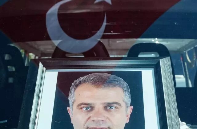 Şehit polislerimiz son yolculuğuna uğurlandı! Bir babanın en zor görevi