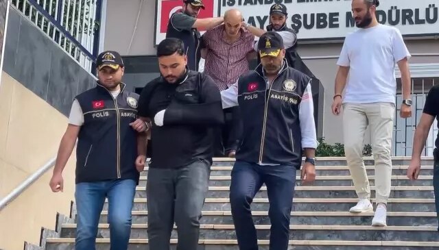 Kadına şiddeti engellemek isterken çocuğunun gözü önünde defalarca bıçaklandı