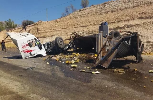 Kamyonla otobüs birbirine girdi! Ölü ve yaralılar var