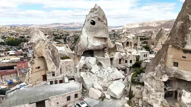 Kapadokya’da milyonlarca yıllık peribacası yıkıldı