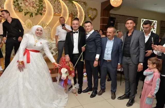 Ne altın, ne para! Yeni evlenen çifte sürpriz hediye