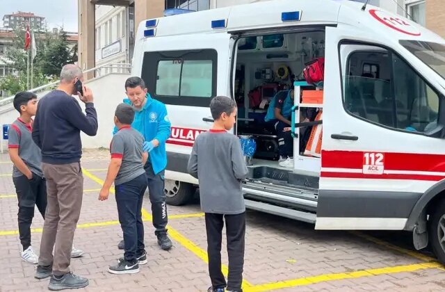 Yangın alarmına basan öğrenci izdihama neden oldu: 14 yaralı