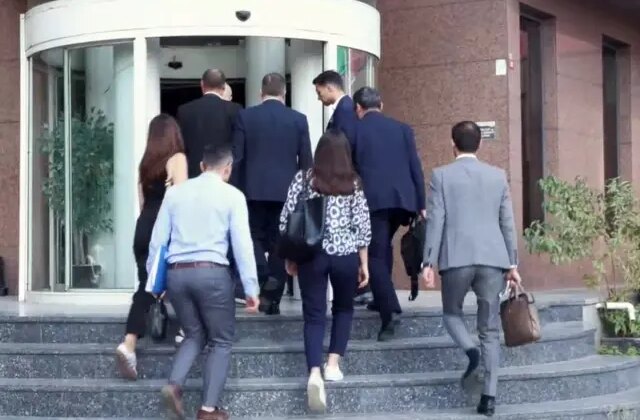 Kayyum heyeti, Can Holding binasına böyle giriş yaptı
