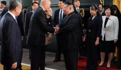 Kim Jong Un, halefi olarak gördüğü 12 yaşındaki kızını ilk kez dünyaya tanıttı