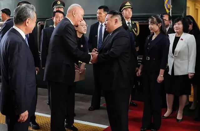 Kim Jong Un, halefi olarak gördüğü 12 yaşındaki kızını ilk kez dünyaya tanıttı