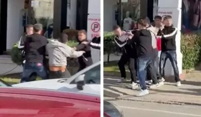 Kimse onları ayıramadı! Gençler arasındaki kavga kamerada