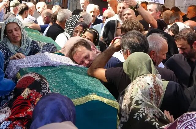 Kızılırmak’a uçan araçta can veren anne ve oğlu son yolculuklarına uğurlandı