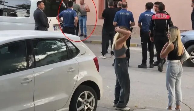 Kızlarının önünde boğazına bıçak dayadı, polisler güçlükle ikna etti