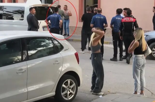 Kızlarının önünde boğazına bıçak dayadı, polisler güçlükle ikna etti