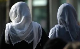 KKTC’de liselerde başörtüsünü serbest bırakan tüzüğü Anayasa Mahkemesi iptal etti