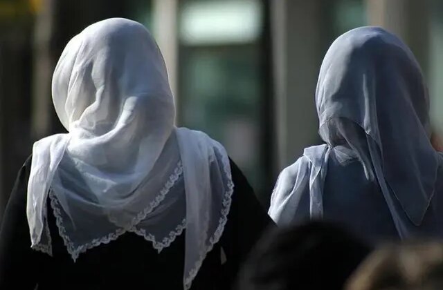 KKTC’de liselerde başörtüsünü serbest bırakan tüzüğü Anayasa Mahkemesi iptal etti