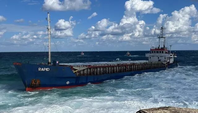Kocaeli’nde kuru yük gemisi karaya oturdu, 7 mürettebat mahsur kaldı
