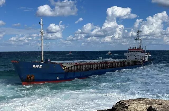 Kocaeli’nde kuru yük gemisi karaya oturdu, 7 mürettebat mahsur kaldı