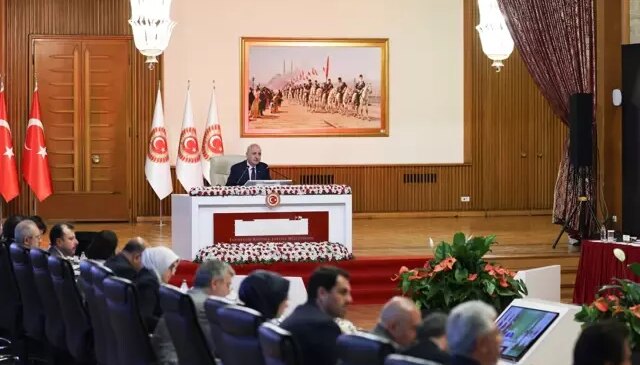 Komisyonda gerginlik! DEM Parti salonu terk etti