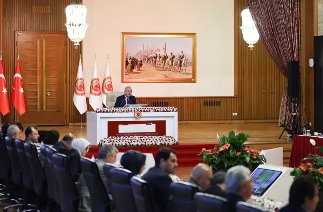 Komisyonda gerginlik! DEM Parti salonu terk etti