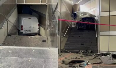 Lastiği patlayan araç metroya daldı, merdivenlerde sıkıştı