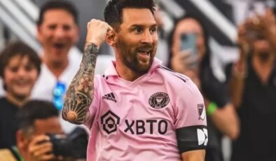 Lionel Messi imzayı atıyor