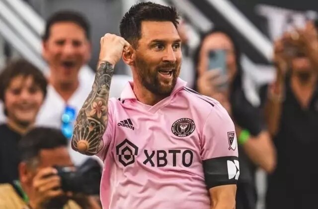 Lionel Messi imzayı atıyor