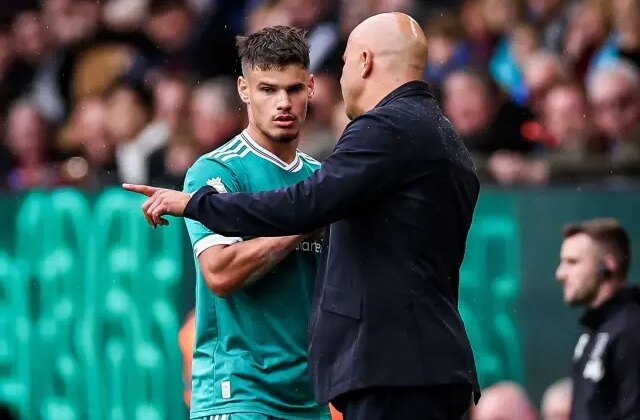 Liverpool’da Arne Slot, kendisini yere atarak sarı kart gören oyuncusuna cezayı kesti