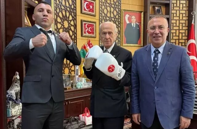 MHP lideri Devlet Bahçeli gardını aldı, boks eldivenleriyle poz verdi